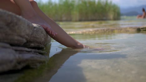Füße-In-Seewasserpfütze-An-Einem-Heißen-Sommertag-Eintauchen,-Am-Strand-Von-Jamaika,-Sirmione,-Lago-Garda,-Gardasee,-Italien