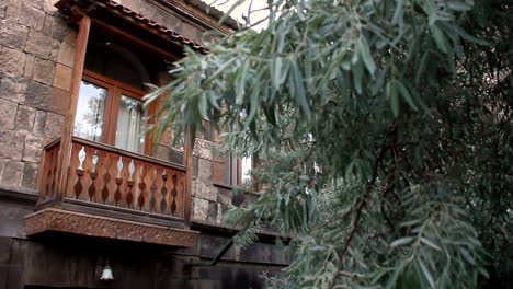 Eine-Altmodisch-Gestaltete-Gebäudehülle-Mit-Einem-Baum-An-Den-Fenstern-In-Yuriy-Gyumri,-Armenien---Weitschuss