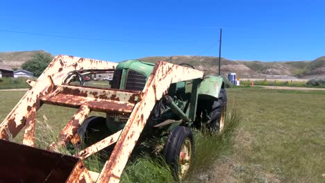Viejo-Bulldozer-Oxidado-Usado-Sentado-En-Un-Campo-En-El-País-En-Un-Día-Soleado-Cerca-De-Alberta,-Canadá