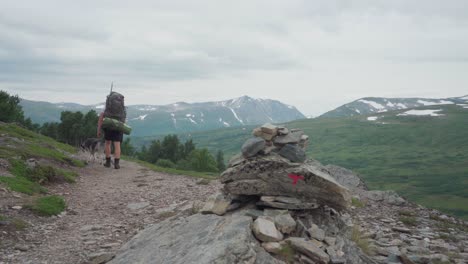 Hiker-With-A-Dog-Companion-Trekking-On-Trekanten-In-Trollheimen-Mountain,-Norway