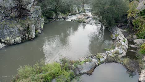 Reflexionen-Durch-Stillwasserfluss-Im-Felsigen-Tal-In-Der-Wildnis-In-Der-Nähe-Von-Oporto,-Portugal