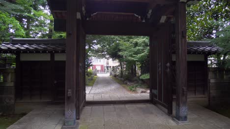 Die-Eingänge-Der-Shinto-tempel-Japans-Zeichnen-Sich-Durch-Ihre-Schönen-Arkaden-Aus-Holz-Mit-Der-Alten-Technik-Des-Ineinandergreifens-Aus,-Ebenso-Schön-Ist-Die-Gartengestaltung