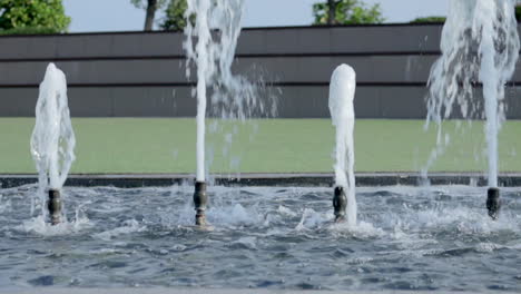 Wasserfontänen,-Die-Wasser-Im-Vordergrund-Neutralen-Hintergrund-Spritzen