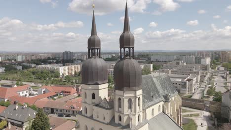 Iglesia-Histórica-En-Medio-De-La-Ciudad-De-Trnava-En-La-Parte-Este-De-Eslovaquia