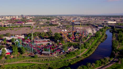 Amusement-Rides-At-Elitch-Gardens-Theme-Park-With-A-View-South-Platte-River-And-Cityscape-In-Denver,-USA