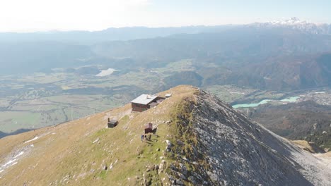 Escaladores-En-El-Preseren-Lodge-Una-Cabaña-De-Montaña-En-El-Pico-De-Stol-En-Karawanks-En-El-Noroeste-De-Eslovenia
