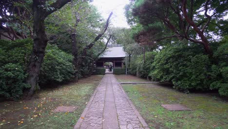 Many-of-Japan's-Buddhist-and-Shinto-temples-have-long-entrances-leading-to-their-main-buildings,-giving-you-time-to-appreciate-the-surroundings