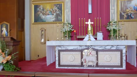 Aufnahme-Einer-Religiösen-Christlichen-Oder-Katholischen-Kapelle-Und-Eines-Altars-Für-Gläubige