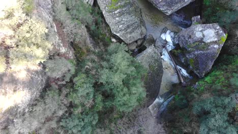 Luftbild:-Zenitalaufnahme-Eines-Flusses-Im-Schatten-Mit-Einigen-Kleinen-Wasserfällen