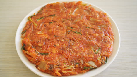 Koreanischer-Kimchi-pfannkuchen-Oder-Kimchijeon---Gebratenes-Gemischtes-Ei,-Kimchi-Und-Mehl---Koreanischer-Essensstil