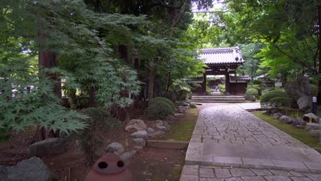 Die-Langen-Pfade-Der-Buddhistischen-Und-Shintoistischen-Tempel-Japans-Sind-Von-Wunderschönen-Gärten-Umgeben,-Die-Im-Sommer-Ein-Intensives-Und-Erfrischendes-Grün-Annehmen