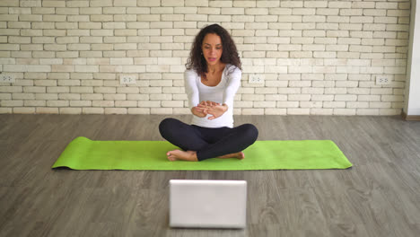 Mujer-Latina-Influencer-Enseñando-Yoga-Online