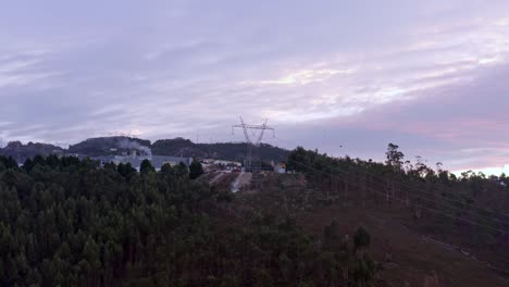 Sendeturm-In-Den-Bergen-Bei-Sonnenaufgang-In-Der-Nähe-Von-Porto,-Portugal