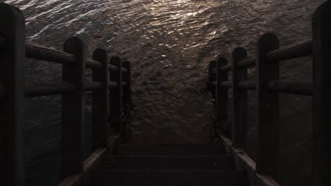 Escaleras-Abajo-En-El-Agua