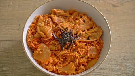 Gebratener-Kimchi-Reis-Mit-Schweinefleisch-In-Scheiben-Geschnitten---Koreanischer-Essensstil