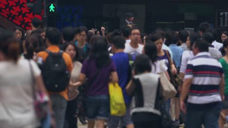 Riesige-Menschenmenge,-Die-Am-Wochenende-Die-Straße-Von-Hongkong-überquert