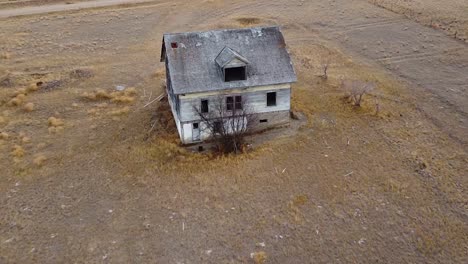 Luftaufnahme-Eines-Alten-Zerrissenen-Verlassenen-Hauses-Auf-Dem-Land-In-Der-Nähe-Von-Kaiserin-Alberta-Kanada-Tagsüber