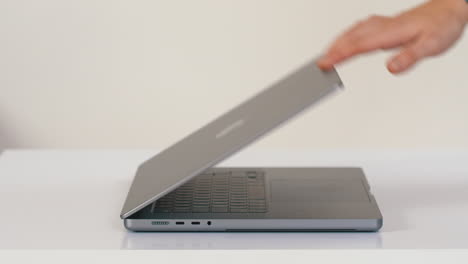 Eine-Hand-Schließen-Das-Neue-Apple-Macbook-Pro,-16-Zoll-Chip-M1-Max