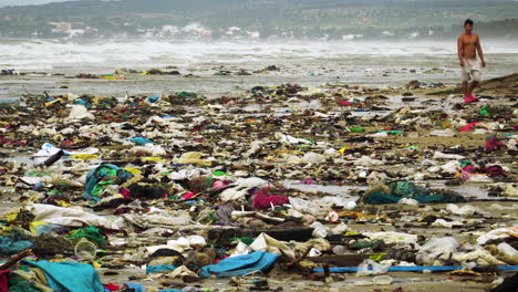 Erbärmlicher-Zustand-Aufgrund-Von-Müllansammlung-An-Der-Küste-Von-Mui-Ne-Beach-Aufgrund-Von-Typhon