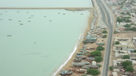 Barcos-Atracados-En-La-Playa-De-Arena-De-Ormara-Beach-En-Gwadar-Baluchistán,-Pakistán