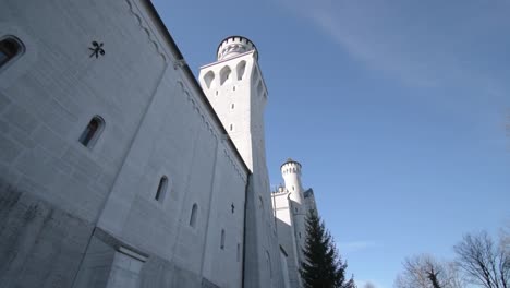 Außenfassade-Des-Schlosses-Neuschwanstein-Unter-Blauem-Himmel