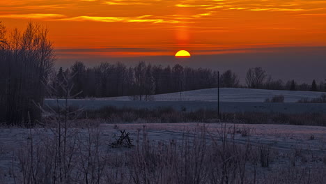 Schöner-Orangefarbener-Sonnenuntergang-Im-Zeitraffer-Hintergrund-Auf-Verschneiter-Wiese