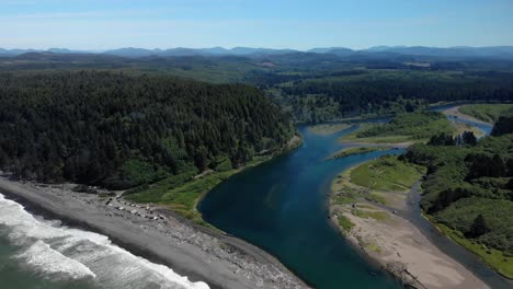 Luftfilm-Naturlandschaft-Von-Rialto-Beach-In-Washington,-Drohnenfliege-über-Grünem-Küstenwald-Und-Unberührtem-Wasser-Des-Pazifischen-Ozeans-Während-Sonniger-Tage