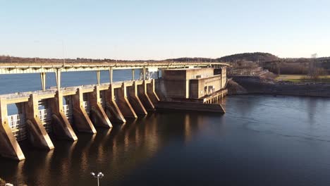 Low-level-aerial-push-in-along-the-Chickamauga-Hydroelectric-Dam-in-Chattanooga