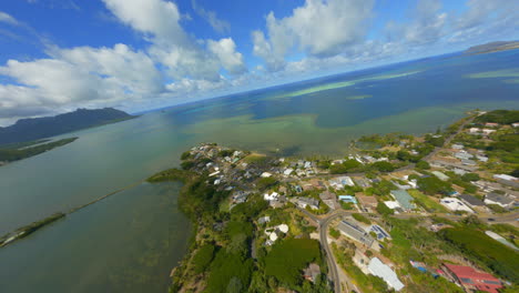 Schweben-Sie-über-Ost-Oahu,-Kaneohe-Und-Kailua-Viertel-Unten-Und-Pazifisches-Ozeanwasser-Voraus
