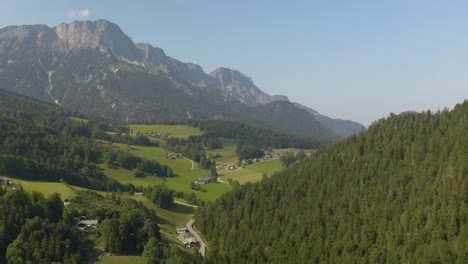 Erstaunliche-Aussicht-Auf-Die-Malerische-Landschaft-Im-Ländlichen-Europa,-Berge-Im-Hintergrund