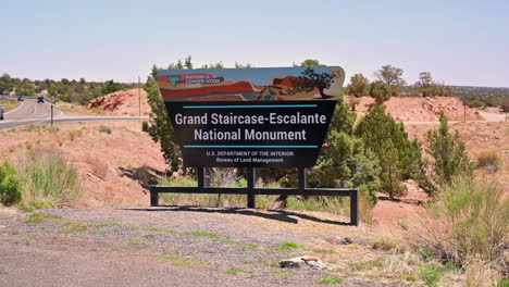 Grand-Staircase-Escalante-National-Monument-Sign-At-The-Entrance-In-Utah,-USA