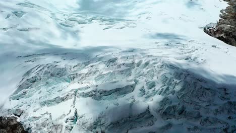 Volando-Hacia-Un-Glaciar-En-Los-Andes-De-Perú-Para-Ver-Un-Glaciar-Que-Se-Está-Derritiendo-Y-Encogiendo-Debido-Al-Calentamiento-Global