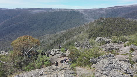 Luftaufnahmen-Nähern-Sich-Einer-Studentengruppe-Auf-Dem-Gipfel-Eines-Felsvorsprungs-In-Victoria
