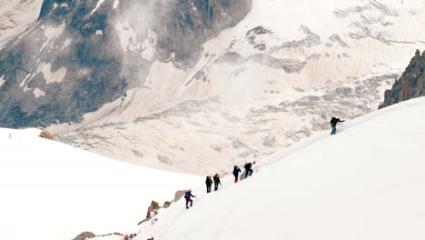 Alpinistas-Escalando-Montañas-En-Buenas-Condiciones-De-Sol