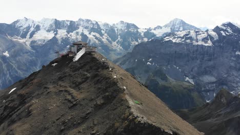 Antena:-Estación-De-Montaña-Cerca-De-Jungfrau,-Eiger-Y-Monch