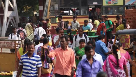 Belebte-Und-überfüllte-Straße-Mit-Einheimischen-Indianern-In-Der-Stadt-Chennai