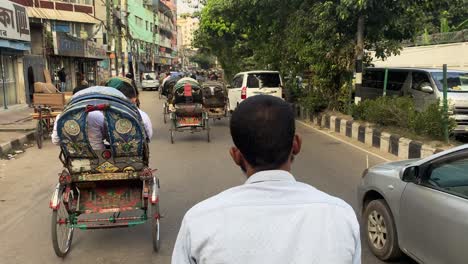 Punto-De-Vista-Del-Pasajero-En-Rickshaw-Recorriendo-Las-Concurridas-Y-Congestionadas-Calles-De-Dhaka