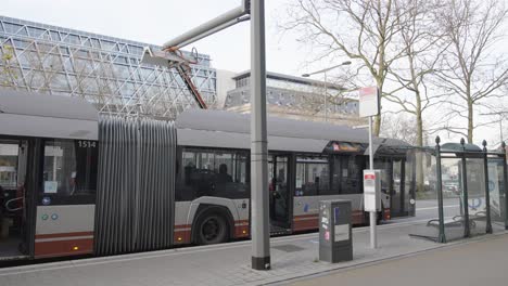 Neue-Technologische-Elektrische-Busstation-Für-Die-Schnelle-Versorgung-Mit-Sauberer-Energie-Während-Der-Fahrt-In-Der-Belgischen-Hauptstadt