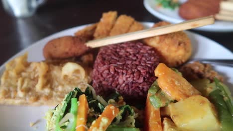 Nasi-Campur-Bali-Vegano-Vegetariano-Comida-Indonesia-Balinesa-Tradicional-Arroz-Rojo-Con-Guarniciones