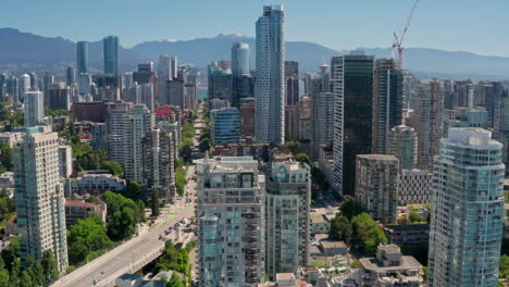 Hochhäuser-Mit-Wohn--Und-Eigentumswohnungen-In-Der-Nähe-Der-Burrard-Bridge-über-Den-False-Creek,-Vancouver,-BC