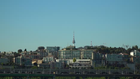 N-Seoul-Tower-Oder-Namsan-Tower-Oder-Ytn-Hinter-Gebäuden-Des-Bezirks-Yongsan-Auf-Namsan-Mt-Auf-Hellem-Wolkenlosem-Himmelhintergrund-Kopieren-Raum