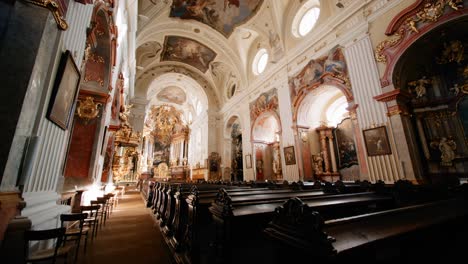 Hermosa-Toma-Interior-De-Una-Iglesia-Histórica-Y-Ornamentada-En-Krems,-Austria
