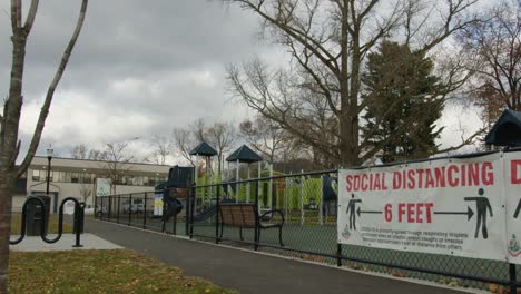 Weit-Von-Einem-Parkspielplatz-Mit-Einem-Sozialen-Distanzierungsschild