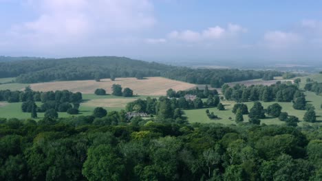 Schöne-Landschaftsaufnahme-Der-Britischen-Landschaft-Mit-Feldern-Und-Wäldern