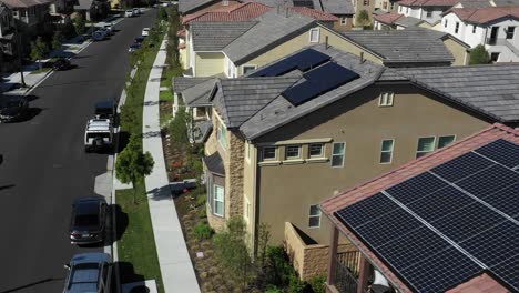 Sonnenkollektoren-Reinigen-Erneuerbare-Energiesysteme-Auf-Dem-Dach-Des-Sonnigen-Tustin-Hauses-Aus-Der-Vogelperspektive-Mit-Niedrigem-Winkel