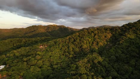 Lento-Video-Cinematográfico-De-Un-Dron-De-Un-épico-Paisaje-Nuboso-Sobre-La-Exuberante-Selva-Tropical-Montañosa-Centroamericana