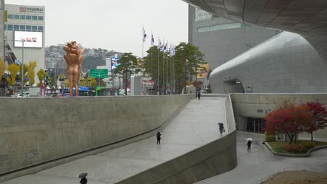 Menschen,-Die-An-Einem-Regnerischen-Tag-In-Der-Nähe-Von-Dongdaemoon-Design-Plaza-In-Seoul,-Südkorea,-Spazieren