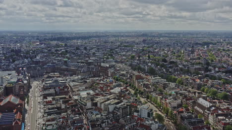 Amsterdam-Niederlande-Antenne-V4-Panoramablick-Drohne-Fliegt-Durch-Die-Innenstadt-Und-Erfasst-Das-Stadtbild-Von-Kulturreichen-Architekturen-Und-Wohnungen-Im-Binnenstad-viertel---August-2021