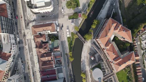 Direkt-über-Blick-Auf-Die-Kanäle-Von-Ria-De-Aveiro-Und-Das-Stadtbild-Der-Innenstadt,-Portugal