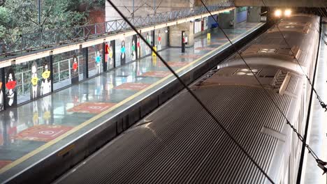 Sao-Paulo-U-bahnstation-Mit-Dem-Zug,-Der-Zum-öffentlichen-Städtischen-Terminal-Ankommt